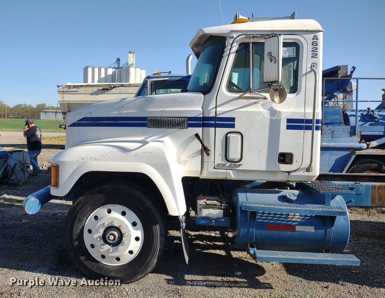 image for item DQ1664 1996 Mack CH613  truck cab and chassis