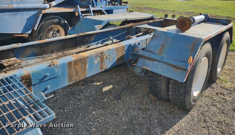 image for item DQ1664 1996 Mack CH613  truck cab and chassis