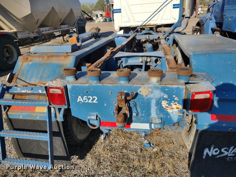 image for item DQ1664 1996 Mack CH613  truck cab and chassis