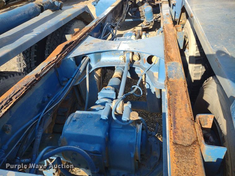 image for item DQ1664 1996 Mack CH613  truck cab and chassis