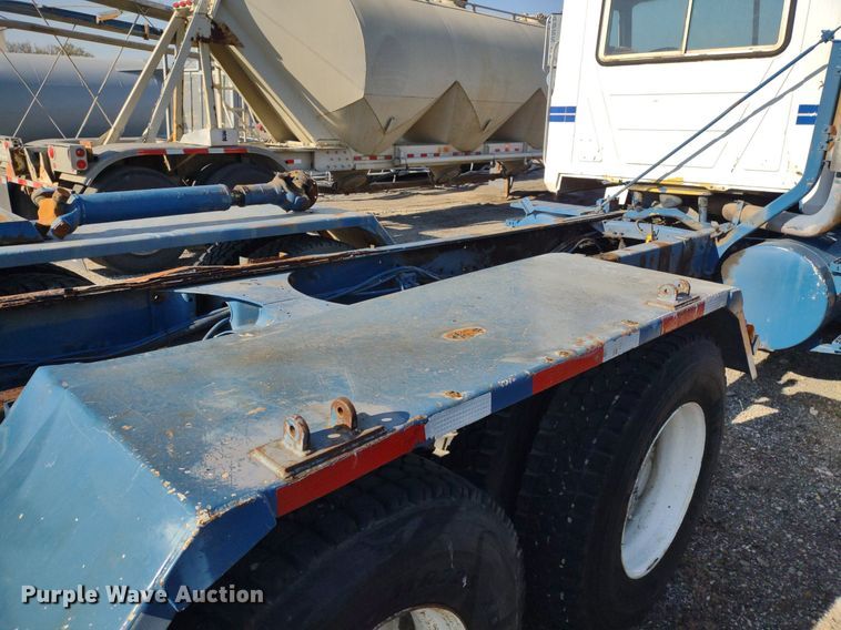 image for item DQ1664 1996 Mack CH613  truck cab and chassis