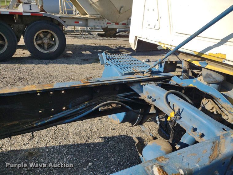 image for item DQ1664 1996 Mack CH613  truck cab and chassis