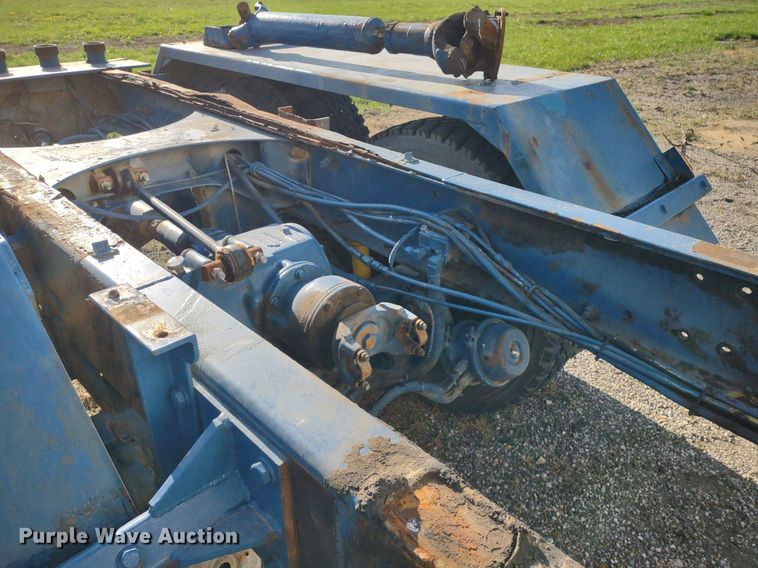 image for item DQ1664 1996 Mack CH613  truck cab and chassis