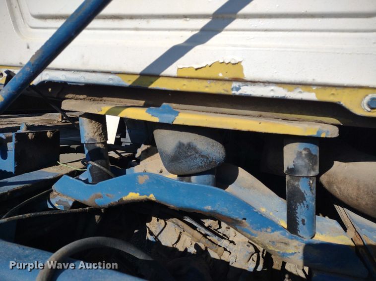 image for item DQ1664 1996 Mack CH613  truck cab and chassis