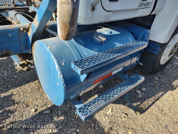 image for item DQ1664 1996 Mack CH613  truck cab and chassis