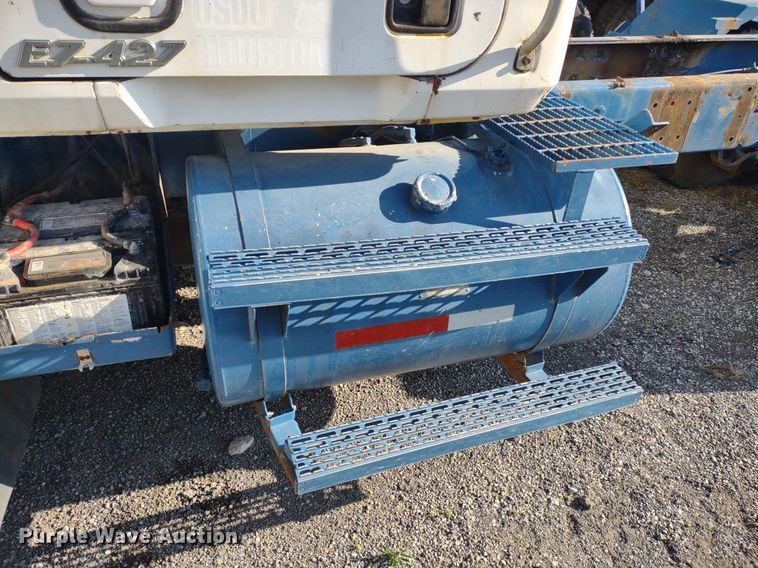 image for item DQ1664 1996 Mack CH613  truck cab and chassis