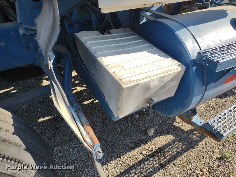 image for item DQ1664 1996 Mack CH613  truck cab and chassis