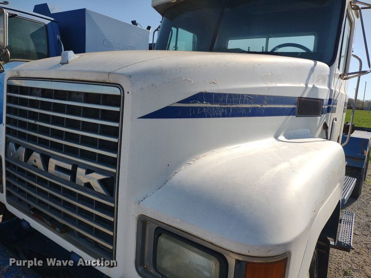 image for item DQ1664 1996 Mack CH613  truck cab and chassis