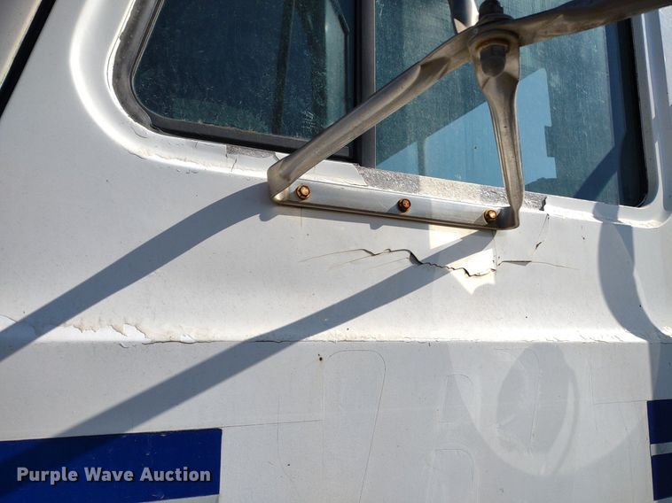 image for item DQ1664 1996 Mack CH613  truck cab and chassis