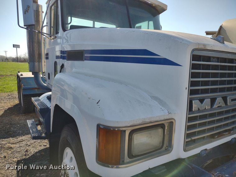 image for item DQ1664 1996 Mack CH613  truck cab and chassis