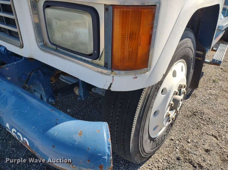 image for item DQ1664 1996 Mack CH613  truck cab and chassis