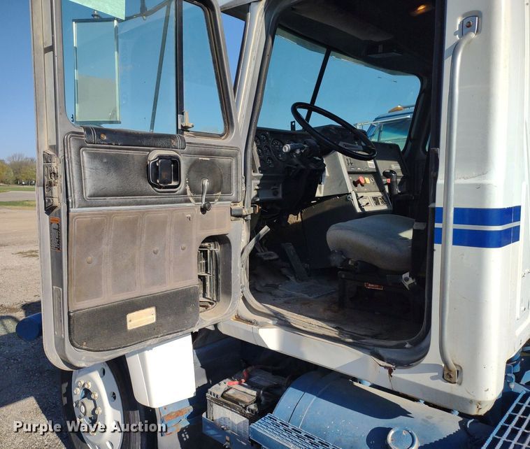 image for item DQ1664 1996 Mack CH613  truck cab and chassis