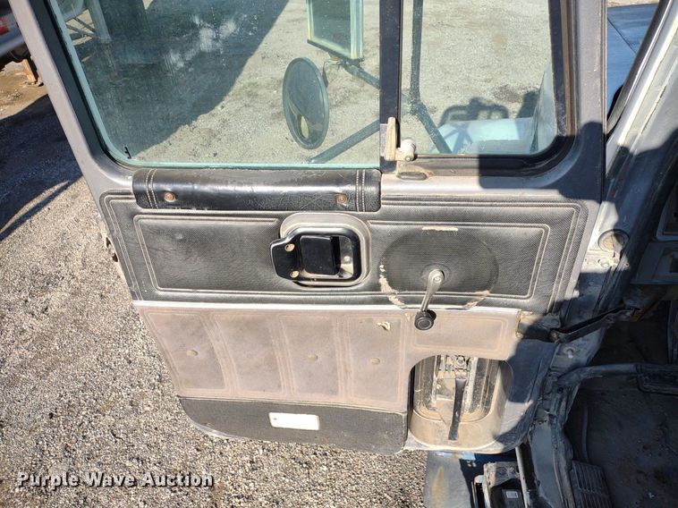 image for item DQ1664 1996 Mack CH613  truck cab and chassis