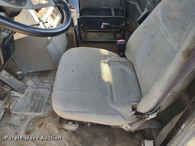 image for item DQ1664 1996 Mack CH613  truck cab and chassis