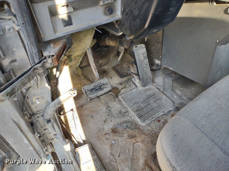 image for item DQ1664 1996 Mack CH613  truck cab and chassis