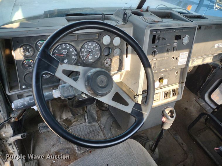 image for item DQ1664 1996 Mack CH613  truck cab and chassis