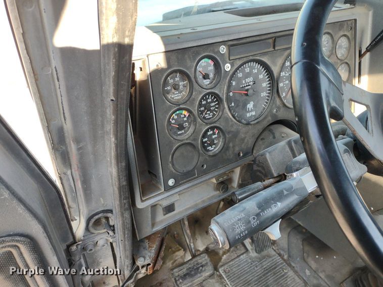 image for item DQ1664 1996 Mack CH613  truck cab and chassis