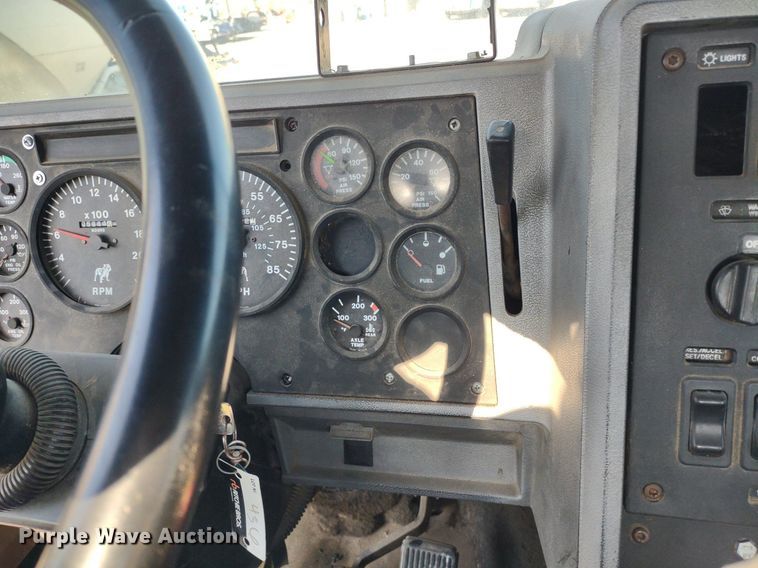 image for item DQ1664 1996 Mack CH613  truck cab and chassis