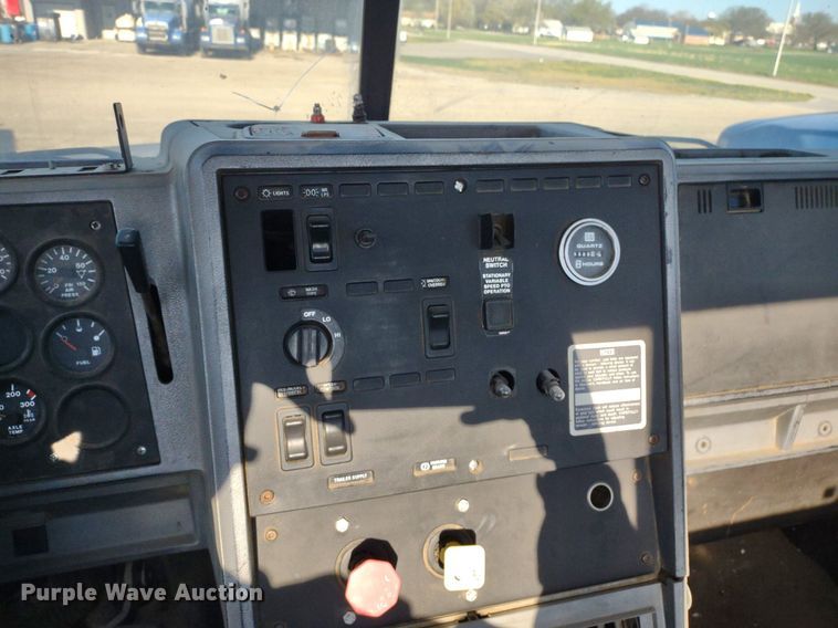 image for item DQ1664 1996 Mack CH613  truck cab and chassis