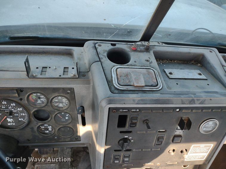 image for item DQ1664 1996 Mack CH613  truck cab and chassis