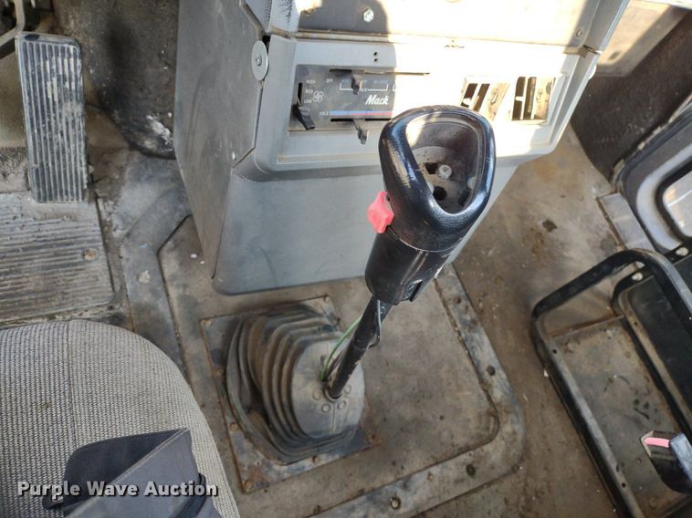 image for item DQ1664 1996 Mack CH613  truck cab and chassis