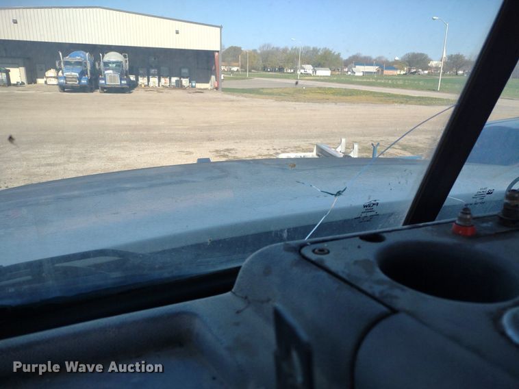 image for item DQ1664 1996 Mack CH613  truck cab and chassis