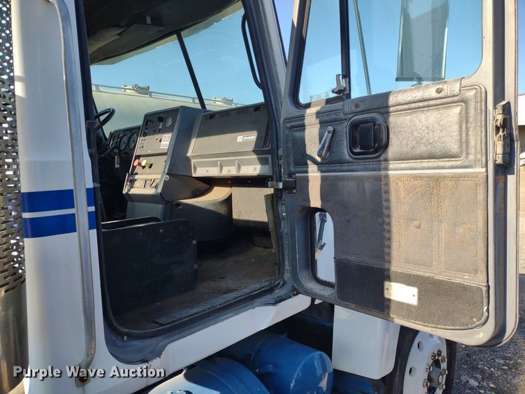 image for item DQ1664 1996 Mack CH613  truck cab and chassis