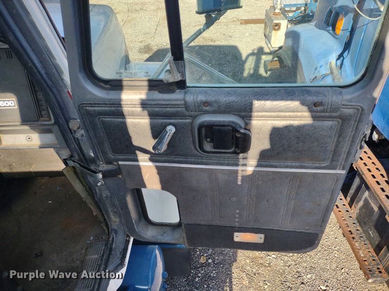 image for item DQ1664 1996 Mack CH613  truck cab and chassis