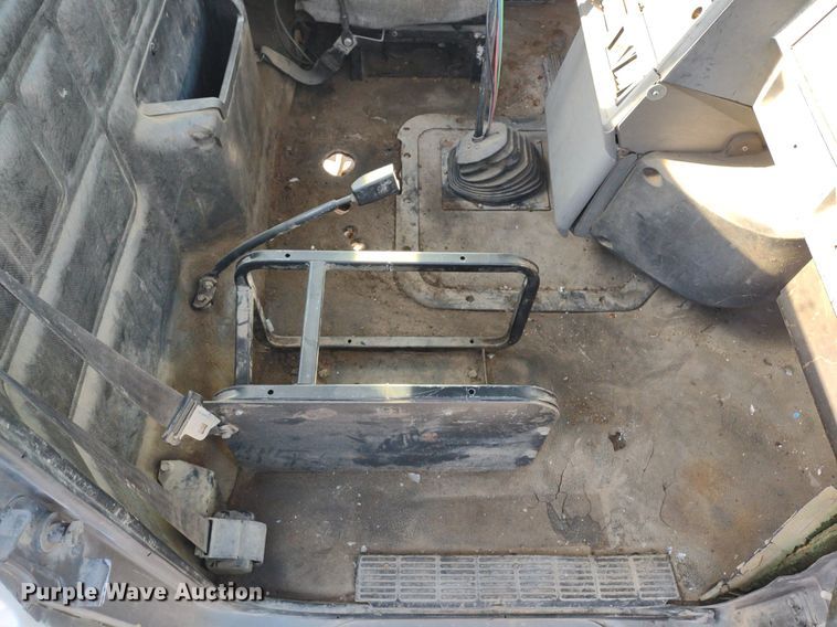 image for item DQ1664 1996 Mack CH613  truck cab and chassis