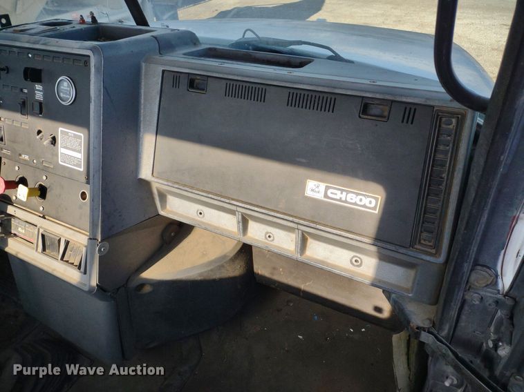 image for item DQ1664 1996 Mack CH613  truck cab and chassis