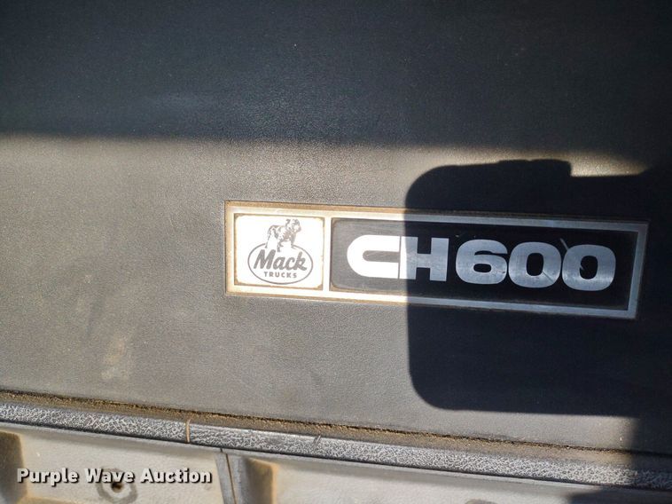 image for item DQ1664 1996 Mack CH613  truck cab and chassis