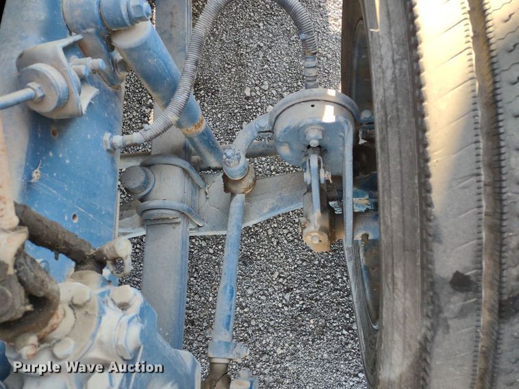 image for item DQ1664 1996 Mack CH613  truck cab and chassis