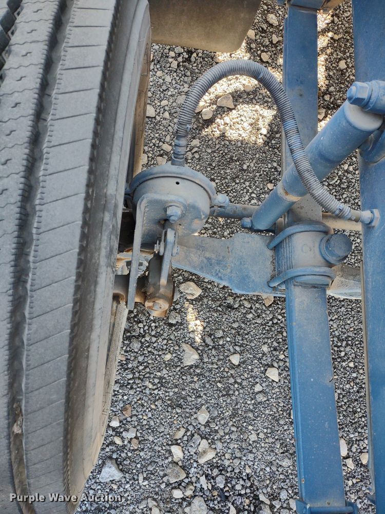 image for item DQ1664 1996 Mack CH613  truck cab and chassis