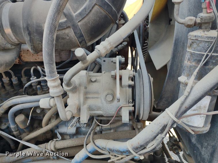 image for item DQ1664 1996 Mack CH613  truck cab and chassis