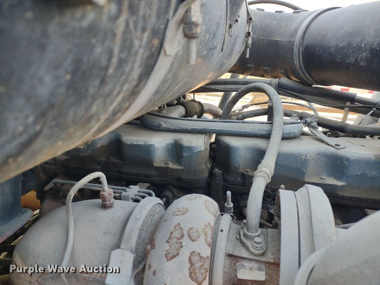 image for item DQ1664 1996 Mack CH613  truck cab and chassis