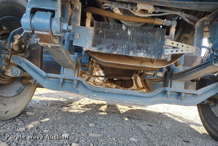 image for item DQ1664 1996 Mack CH613  truck cab and chassis