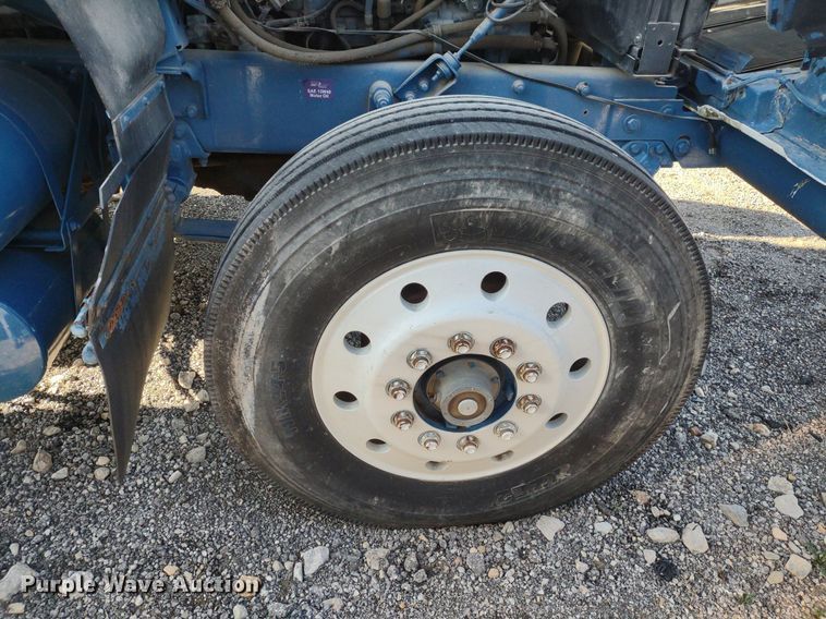 image for item DQ1664 1996 Mack CH613  truck cab and chassis