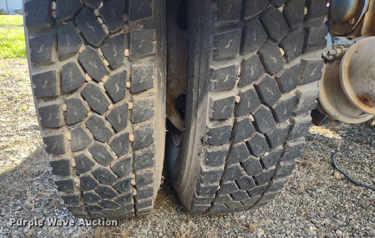 image for item DQ1664 1996 Mack CH613  truck cab and chassis