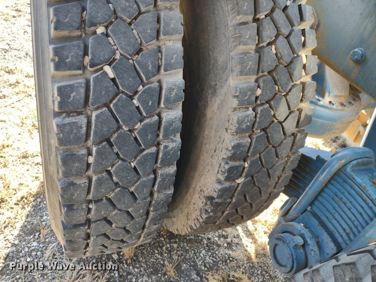 image for item DQ1664 1996 Mack CH613  truck cab and chassis