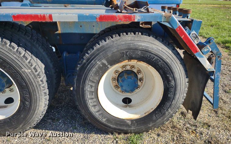 image for item DQ1664 1996 Mack CH613  truck cab and chassis