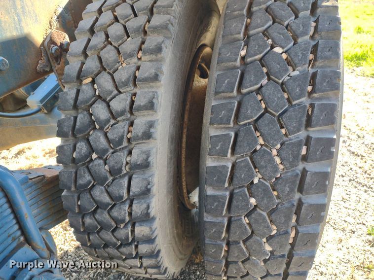 image for item DQ1664 1996 Mack CH613  truck cab and chassis