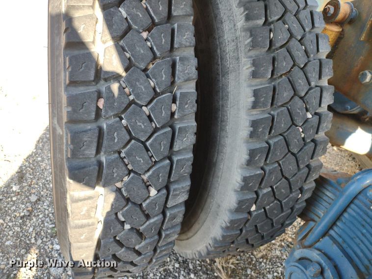 image for item DQ1664 1996 Mack CH613  truck cab and chassis