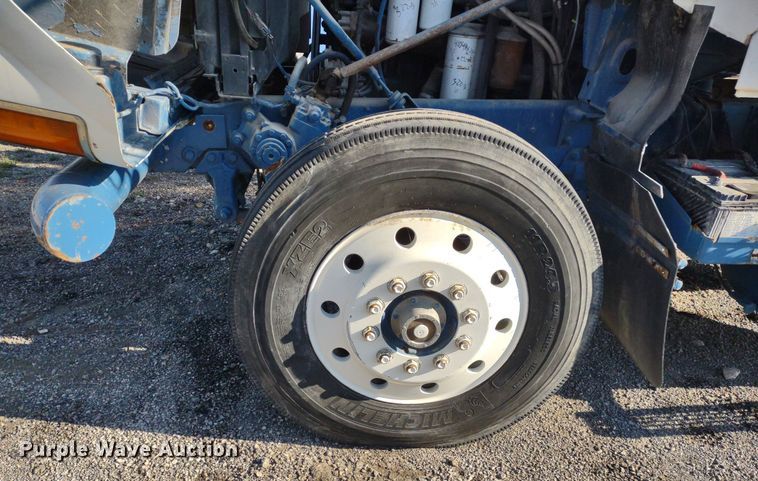 image for item DQ1664 1996 Mack CH613  truck cab and chassis