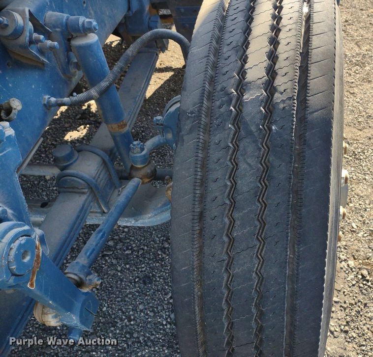 image for item DQ1664 1996 Mack CH613  truck cab and chassis