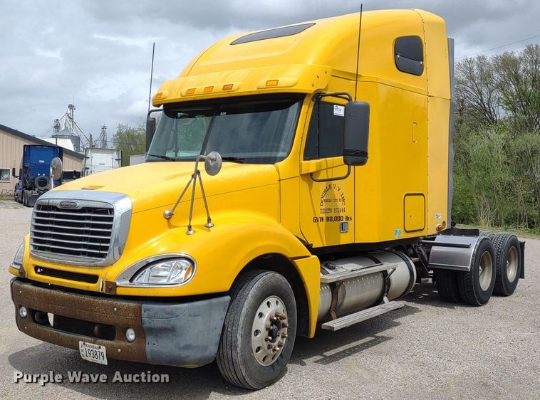 image for item DQ1687 2007 Freightliner Columbia  semi truck