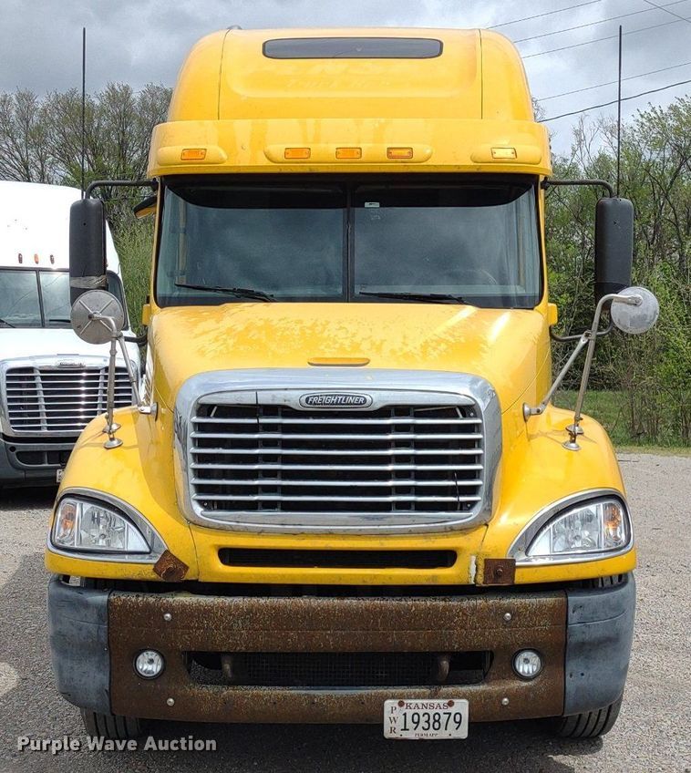 image for item DQ1687 2007 Freightliner Columbia  semi truck