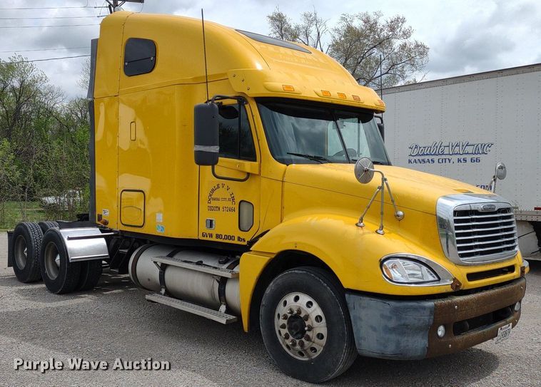 image for item DQ1687 2007 Freightliner Columbia  semi truck