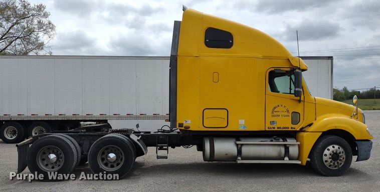 image for item DQ1687 2007 Freightliner Columbia  semi truck