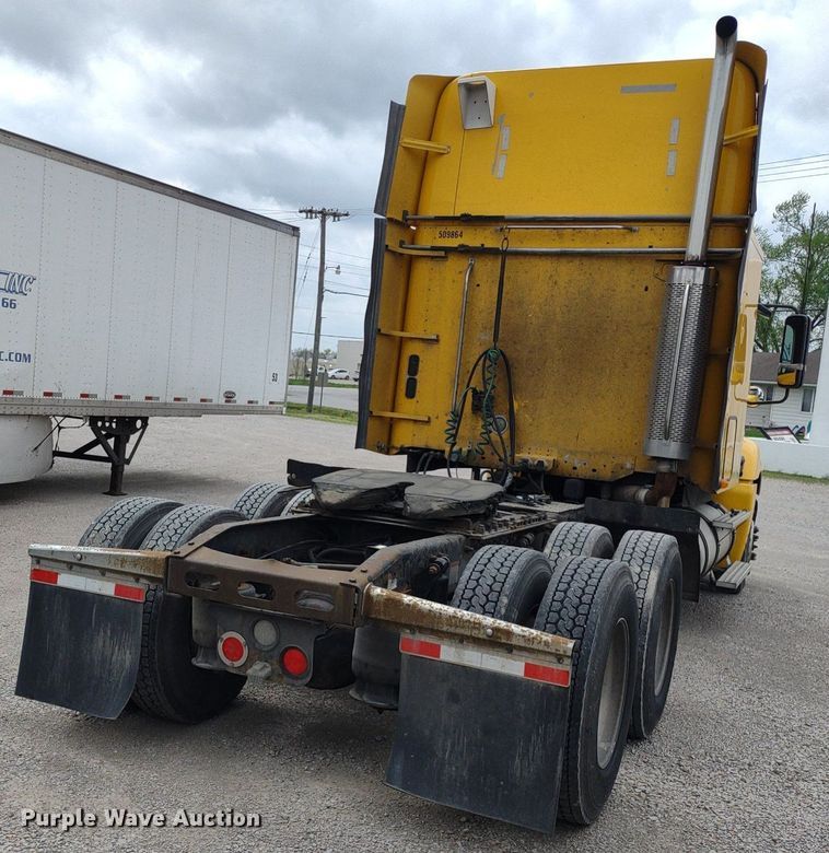 image for item DQ1687 2007 Freightliner Columbia  semi truck