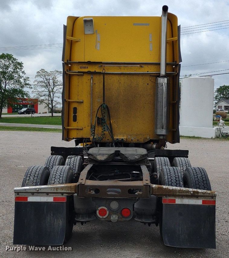 image for item DQ1687 2007 Freightliner Columbia  semi truck